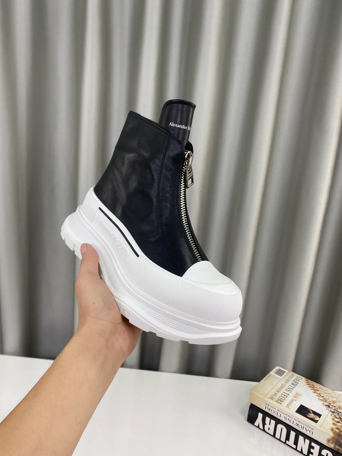 👟👟Ex-factory price 640👟👟Male +10 🔺Mc Queen 🔺Alexander McQueen's latest model, thick-soled front zipper motorcycle boots🌈 The designer has a bold idea, perfectly combined with the trend of the times, super comfortable and versatile, new motorcycle style design, multiple crafts splicing outsole, it is perfect, many celebrities and Internet celebrities endorse it. 🔥Material: Original custom-made first-layer cowhide for the upper. Interior: Original custom crystal sheepskin lining. Outsole: Original TPU multi-layer combination outsole, •┈┈┈┈┈┈★┈┈┈┈┈┈┈• Size: Women’s 35～39 (34, 40, customization is non-returnable) Men’s 39～44 (38, 45, customization is not returnable) Full set of counter original packaging